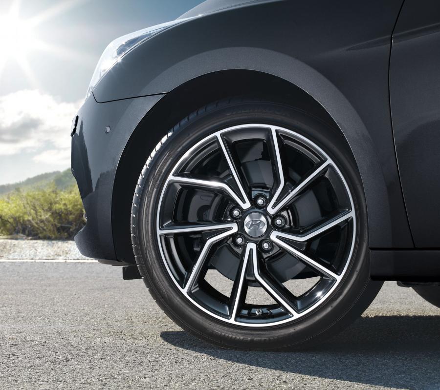 Колеса Hyundai i40 Wagon 2018 года  (WW) (фото 12 из 16)